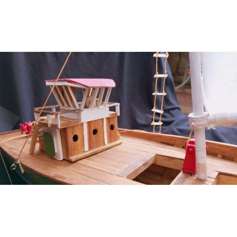 "Barco de Pesca Chilote Artesanal - Madera Nativa | Colección Única"