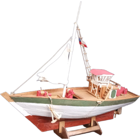 "Barco de Pesca Chilote Artesanal - Madera Nativa | Colección Única"